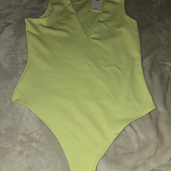 Good American Neon Yellow V-Neck Bodysuit – Size XL – NWT – Sold Out - Picture 3 of 5